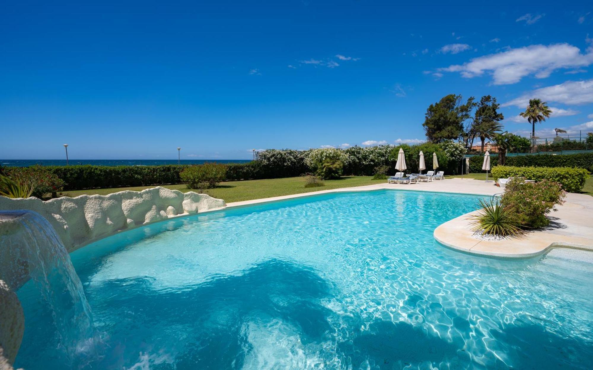 Beachfront Neptuno I, Complex,Views,Pool,Garden, Elviria Marbellac Extérieur photo