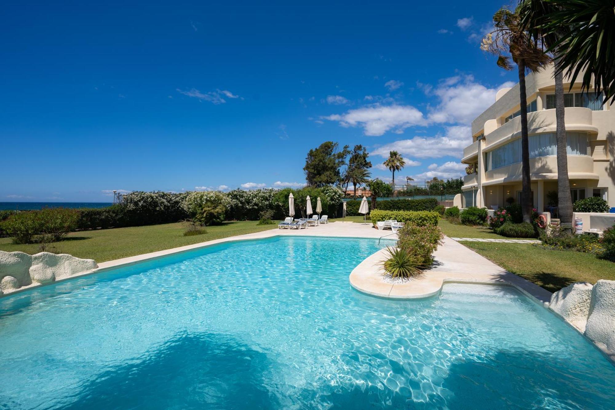 Beachfront Neptuno I, Complex,Views,Pool,Garden, Elviria Marbellac Extérieur photo